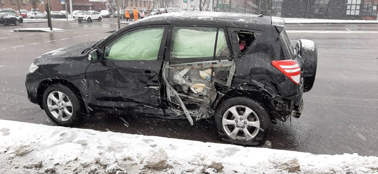 Три автомобиля столкнулись и заблокировали движение на Кальварийской в Минске