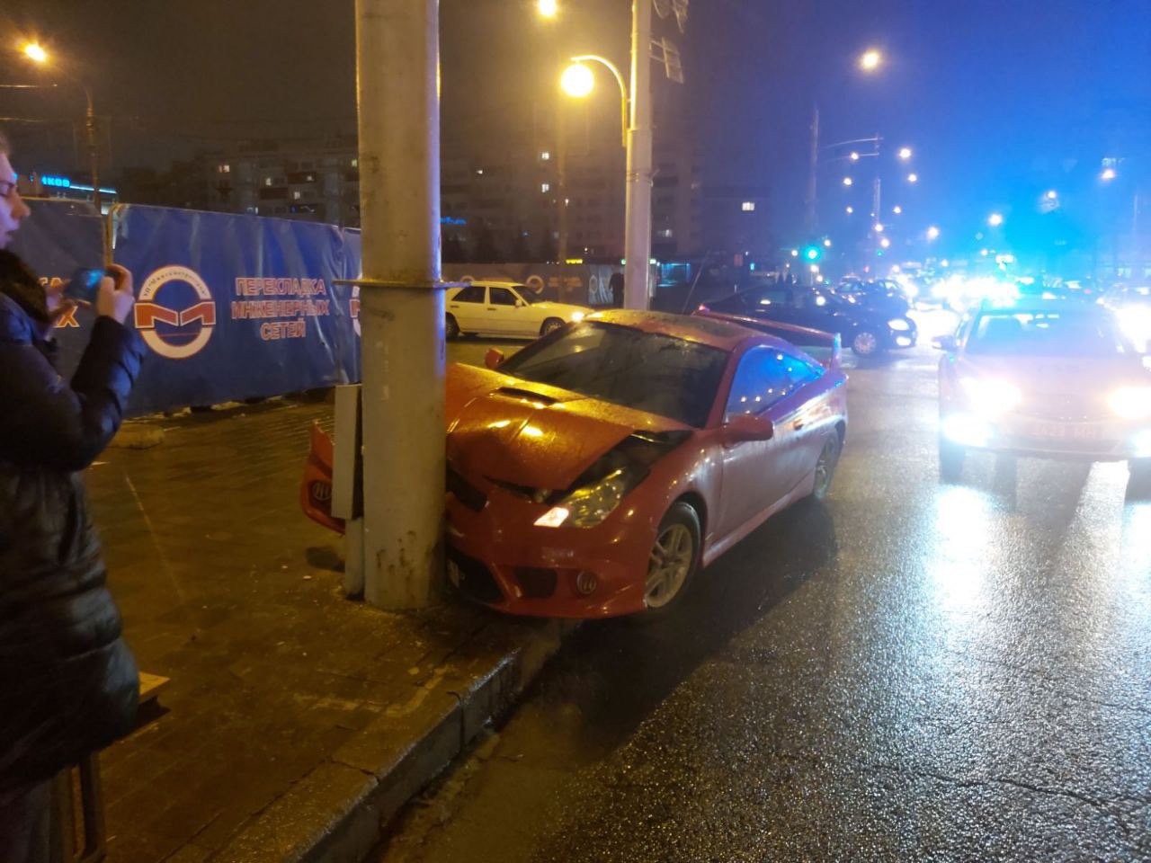 Toyota в Минске врезалась в столб