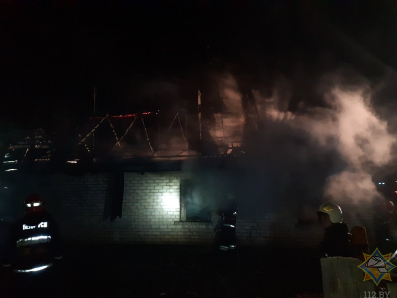Два брата пострадали на пожаре в Островецком районе: возможно, их дом подожгли