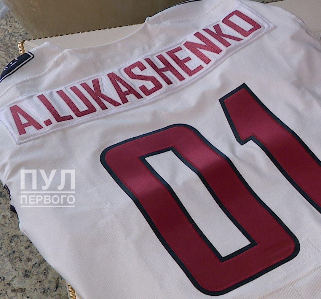 Лукашенко подарили свитер хоккейной сборной Латвии