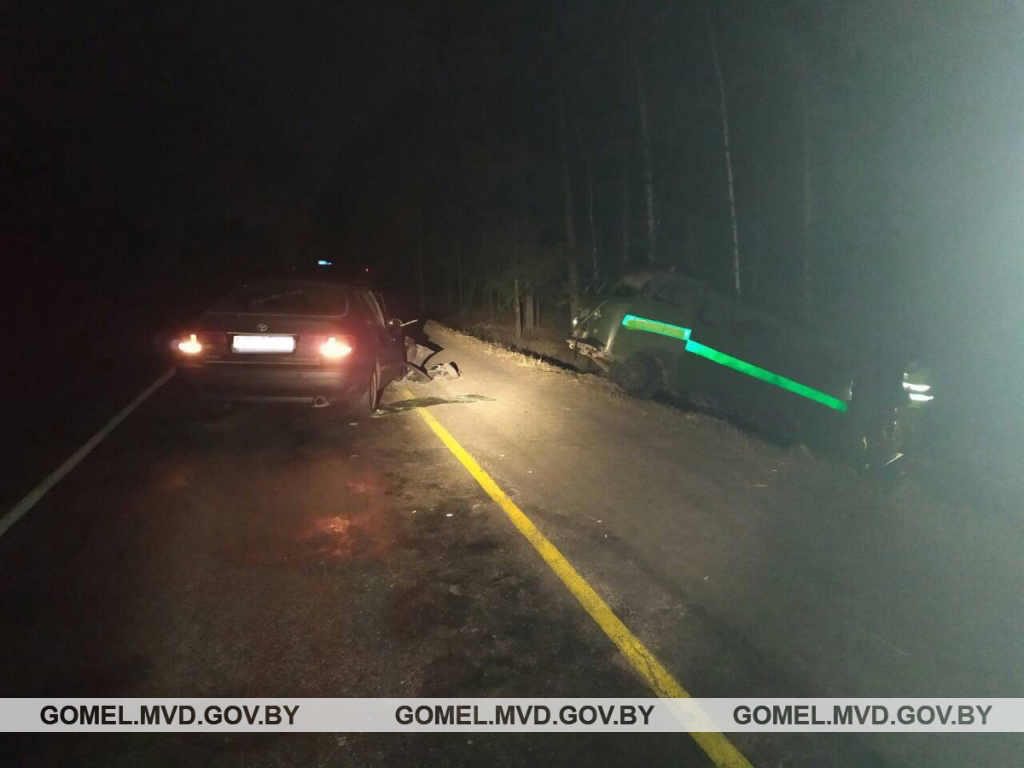 Водитель отвлекся на мобильник и врезался в припаркованный УАЗ в Лельчицком районе
