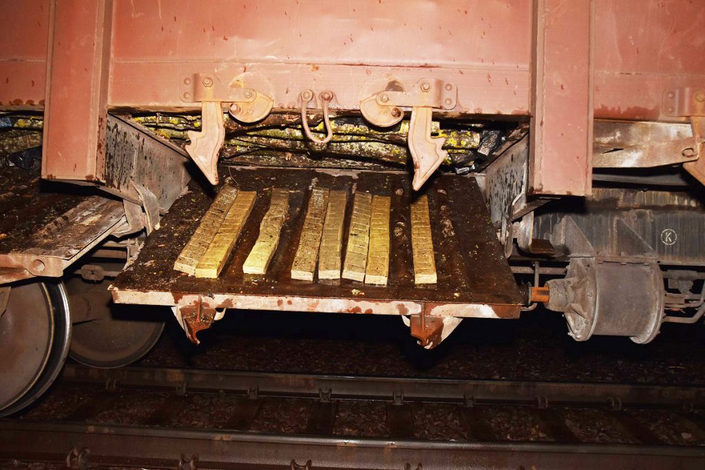 Поляки нашли контрабандные беларусские сигарет в грузовом поезде