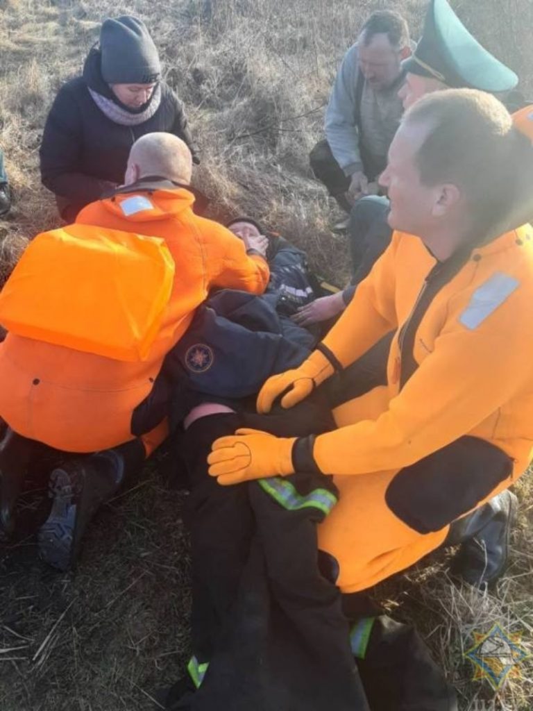 В Ушачском районе рыбак провалился под лед, но успел позвонить маме