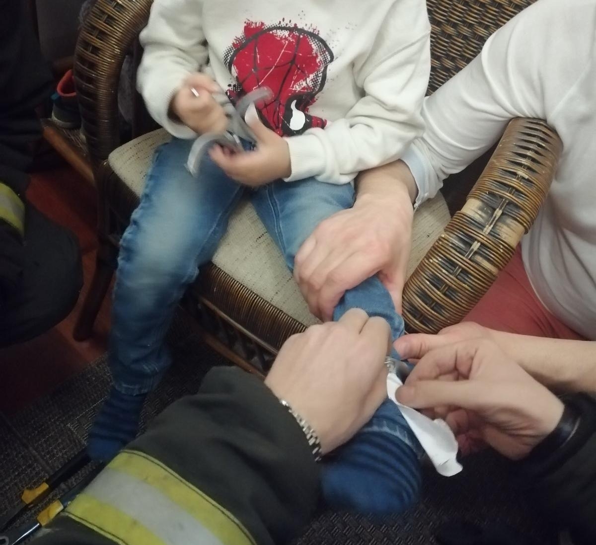 В Минске сотрудники МЧС спасли ребенка из наручников