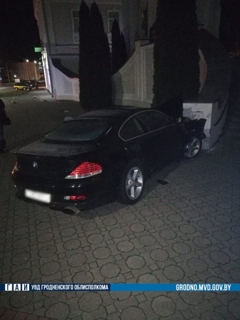 23-летний водитель BMW врезался в Фарный костел в Гродно