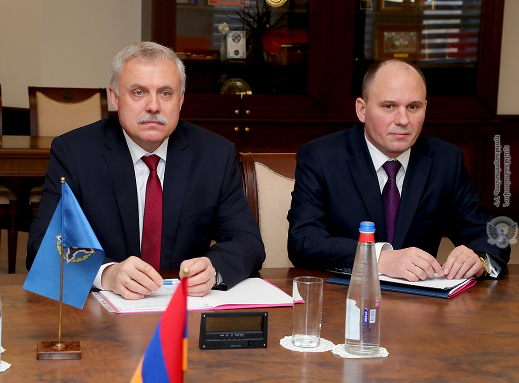 Зась обсудил вопросы безопасности с министром обороны Армении