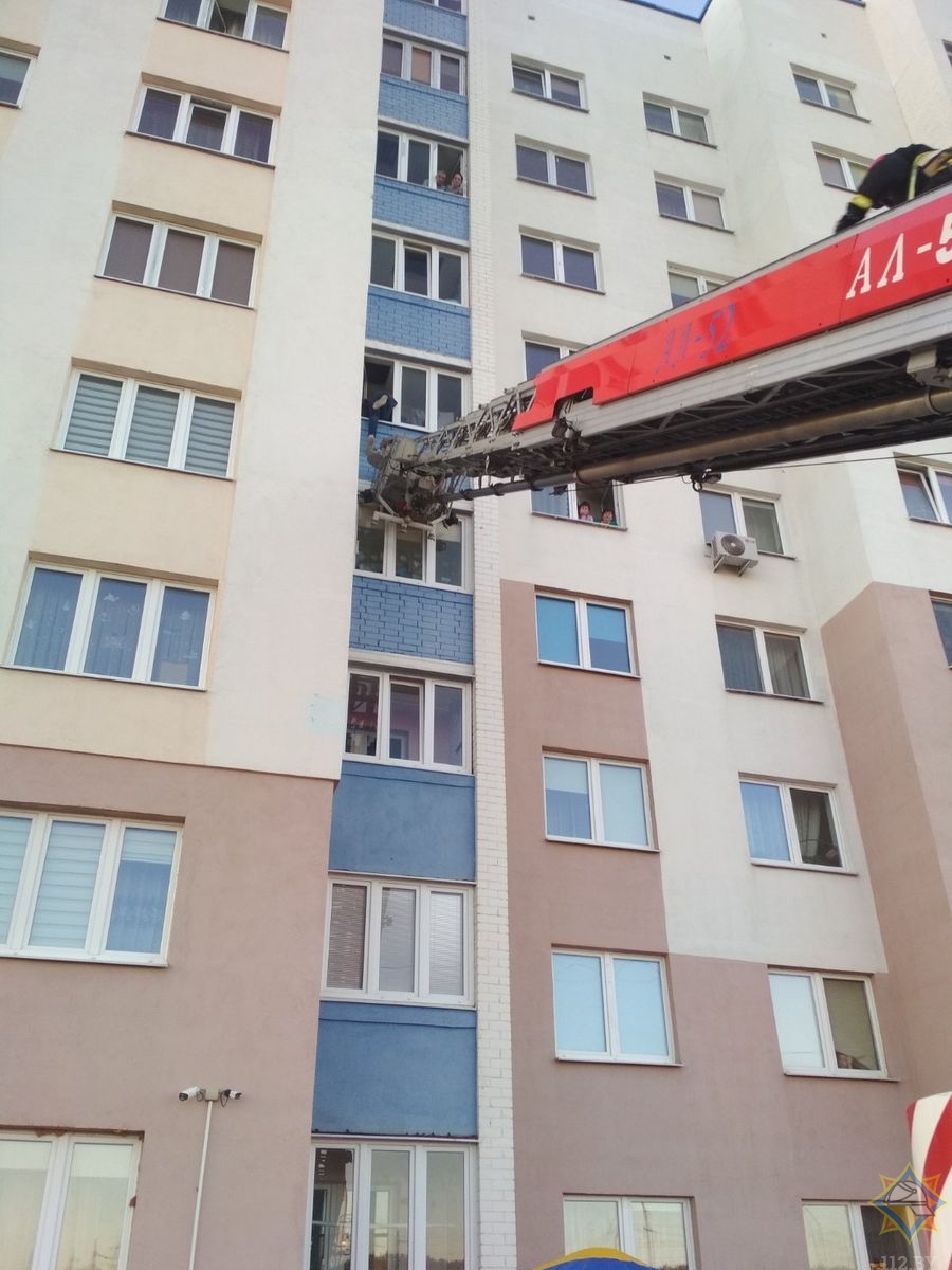 Спасатели не дали жителю Гродно сорваться с балкона