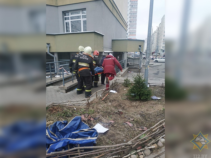В Минске женщина прыгнула с восьмого этажа. Ее спасли