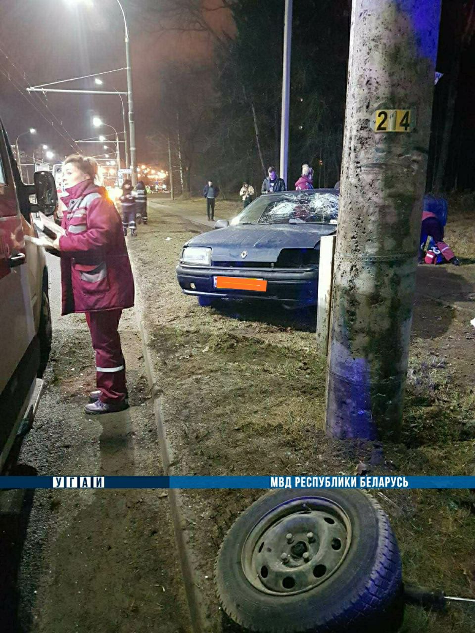 В Минске «легковушка» врезалась в столб, погиб 17-летний пассажир
