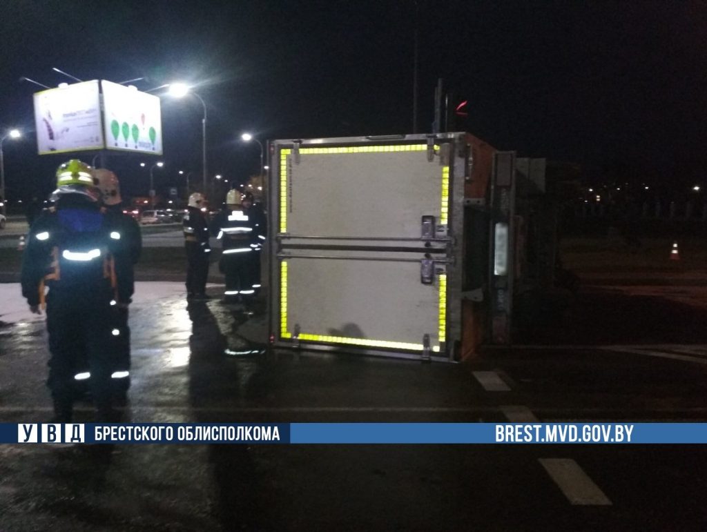 В Бресте столкнулись Iveco и Audi – грузовик перевернулся, два человека в больнице