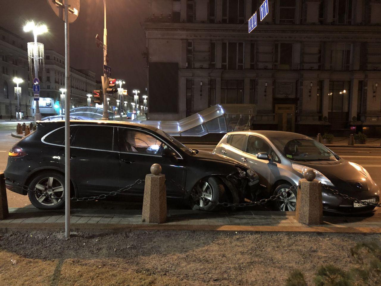 В центре Минска Volkswagen Polo врезался в Porsche Cayenne