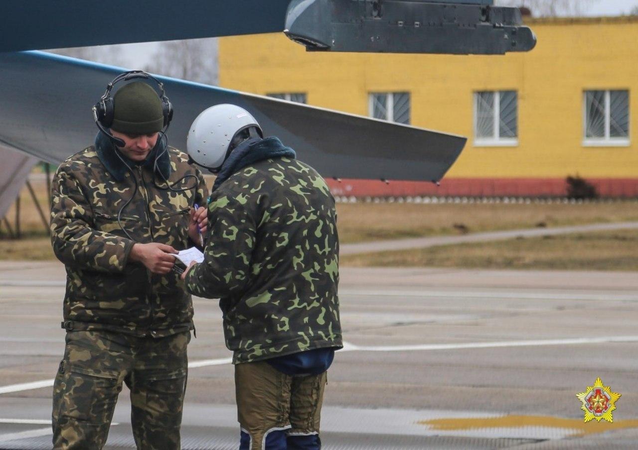 Летчики в Барановичах совершили первые полеты на новых Су-30СМ