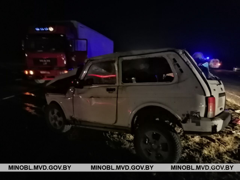 Три человека пострадали при столкновении "Нивы" и фуры в Минском районе