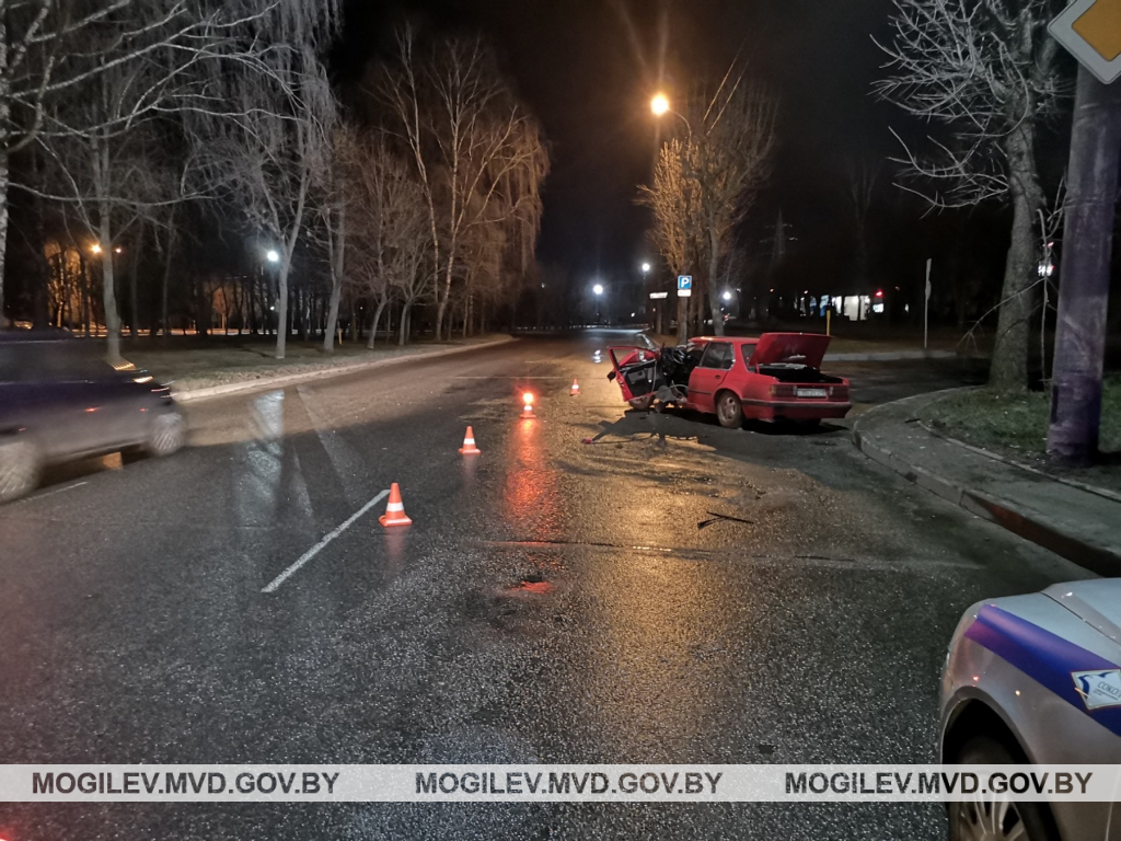 Водитель BMW проверил на прочность столб в Могилеве
