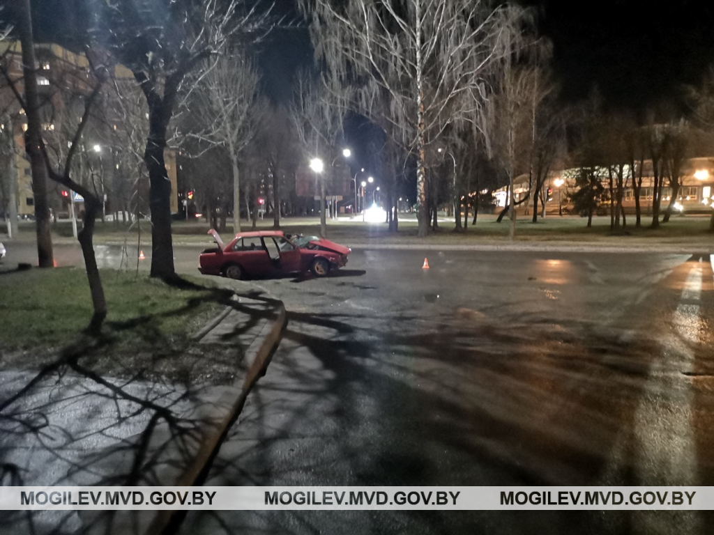 Водитель BMW проверил на прочность столб в Могилеве