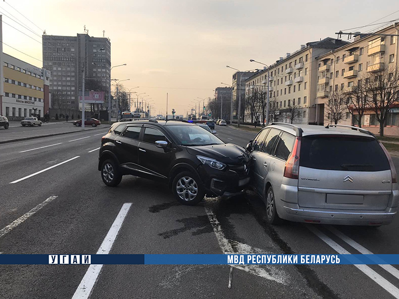 Пьяный на Citroen протаранил Renault на Партизанском проспекте