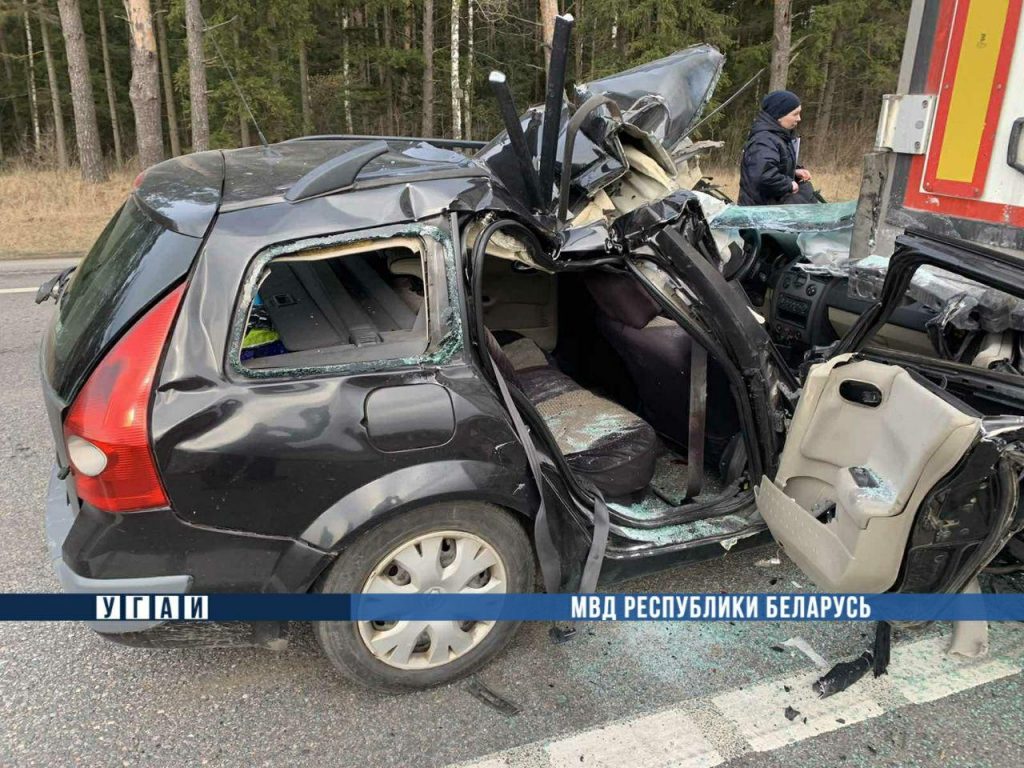 В Лиозненском районе Renault врезался в грузовик, один человек погиб, трое пострадали