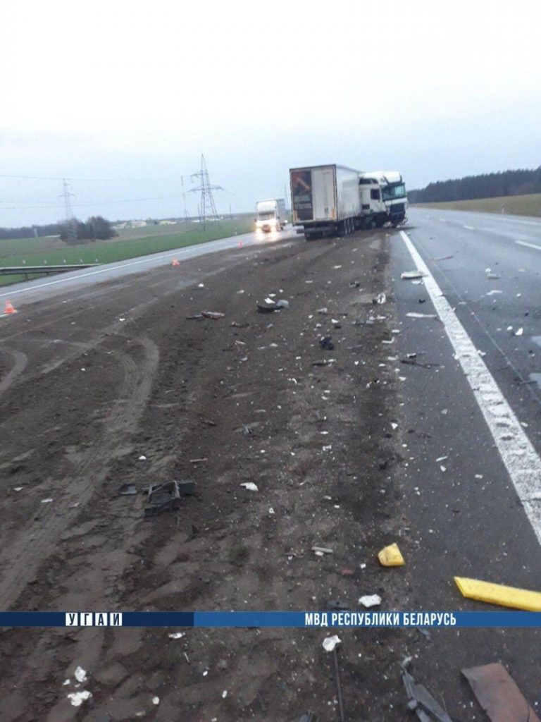 В Брестской области на М1 столкнулись две фуры, один водитель погиб