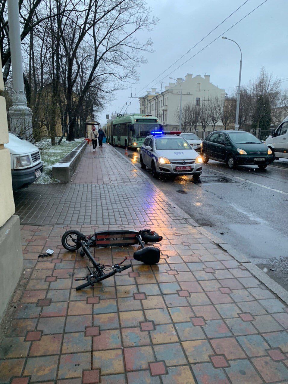 Фургон сбил в Минске мужчину на электросамокате