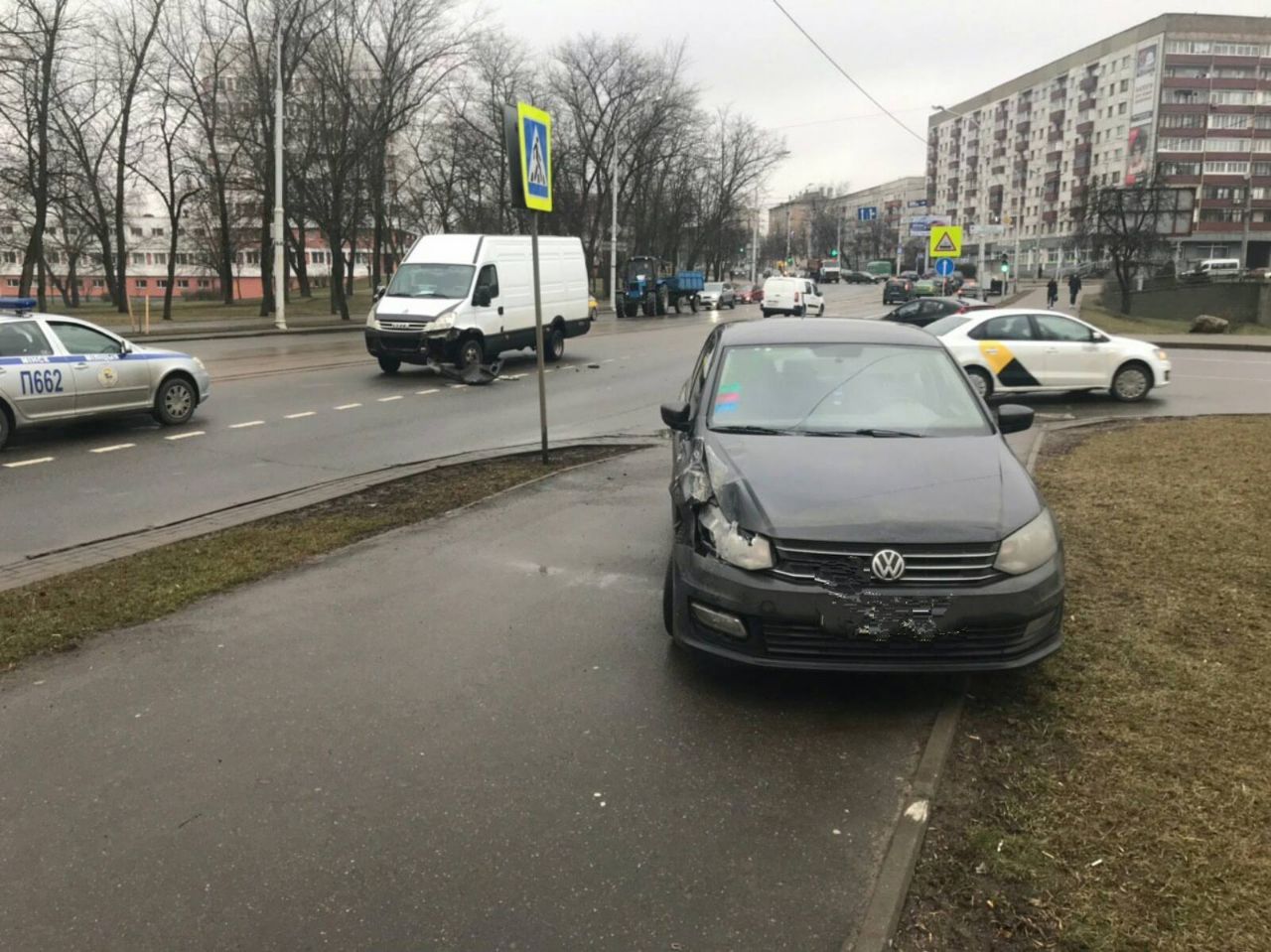 Фургон вытолкнул легковушку на тротуар в Минске