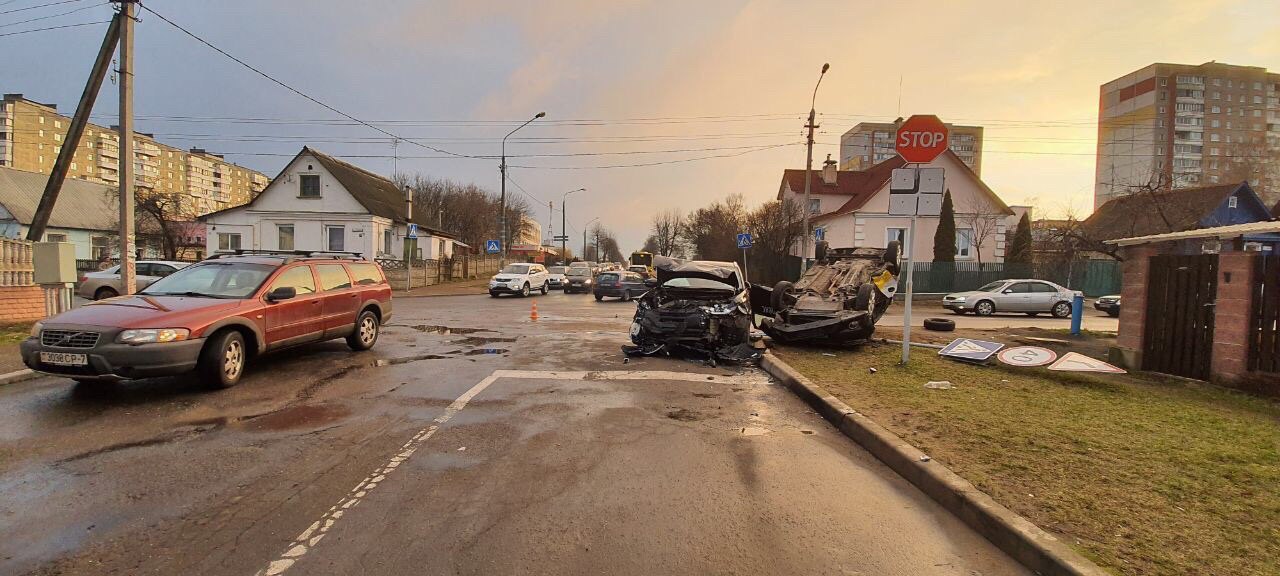 Такси перевернулось и снесло знак после ДТП в Минске