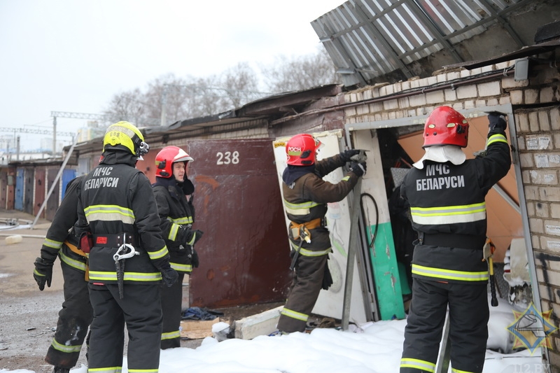 В Минске взрыв в гараже повредил три автомобиля