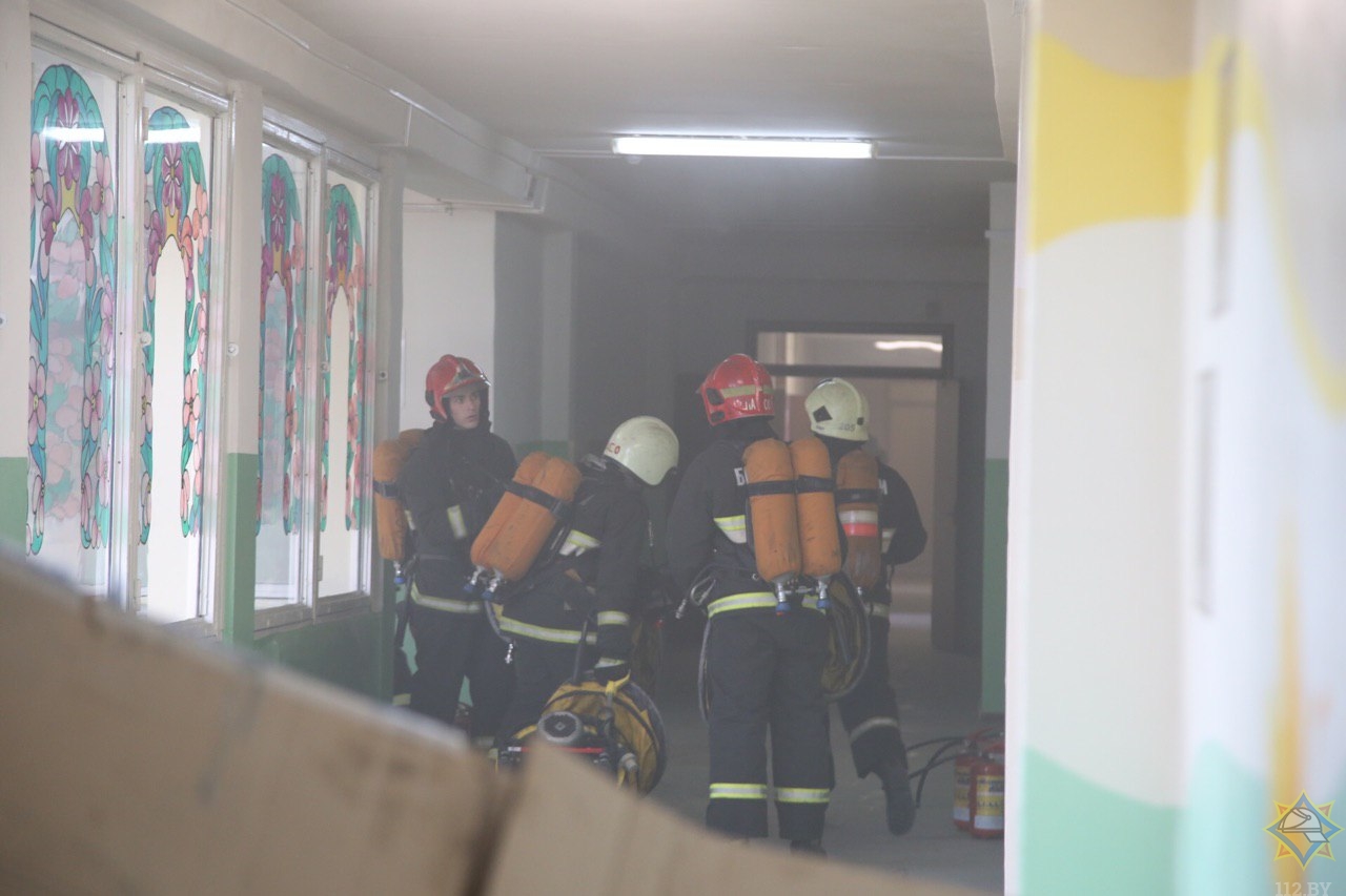 Почти 800 детей эвакуировали на пожаре в минской школе