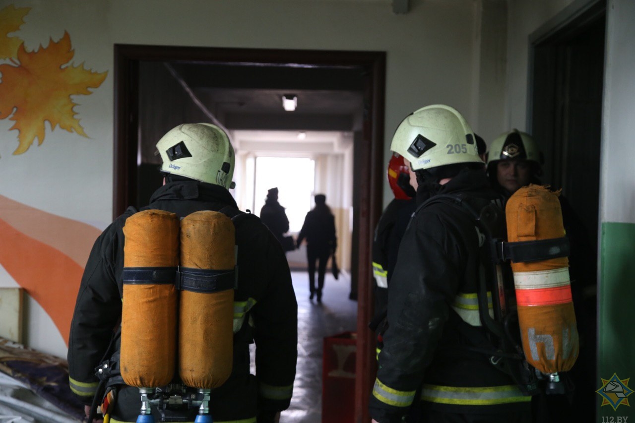 Почти 800 детей эвакуировали на пожаре в минской школе