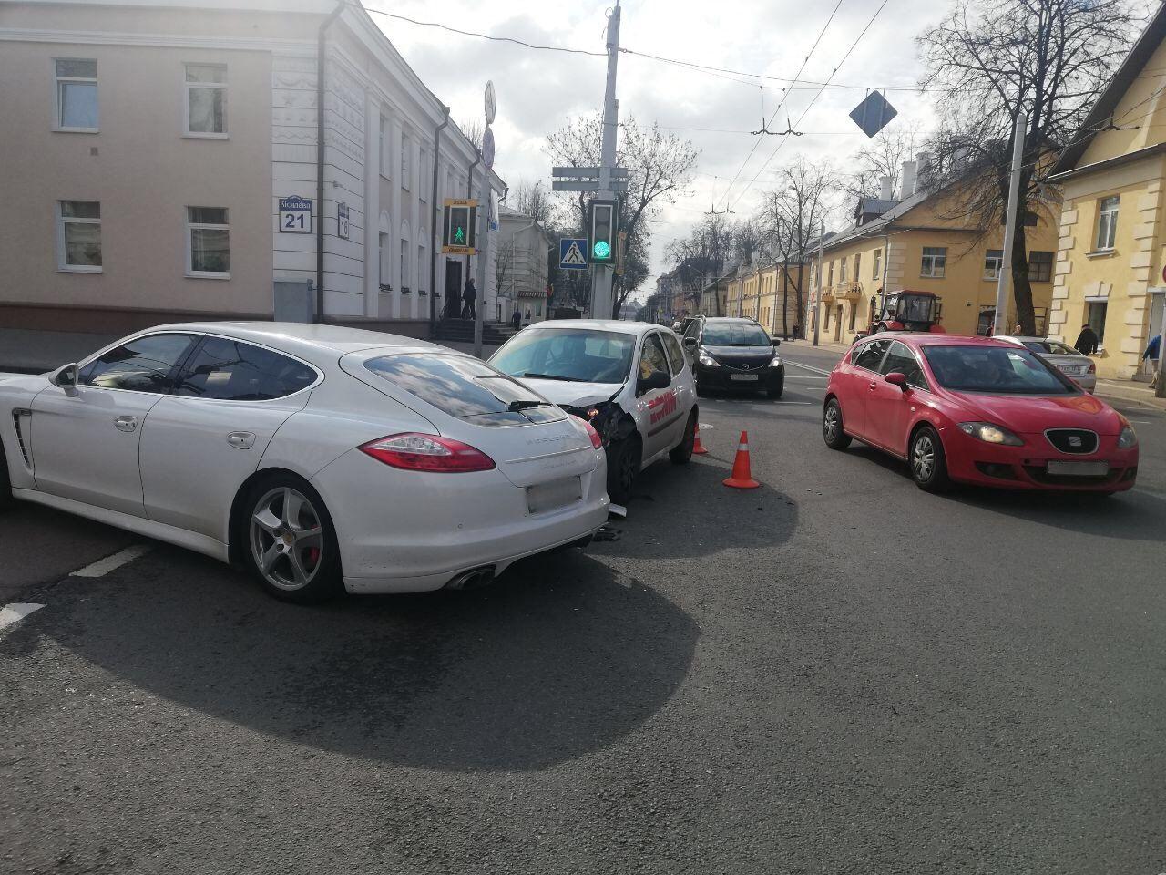 В Минске столкнулись Porsche и авто службы доставки