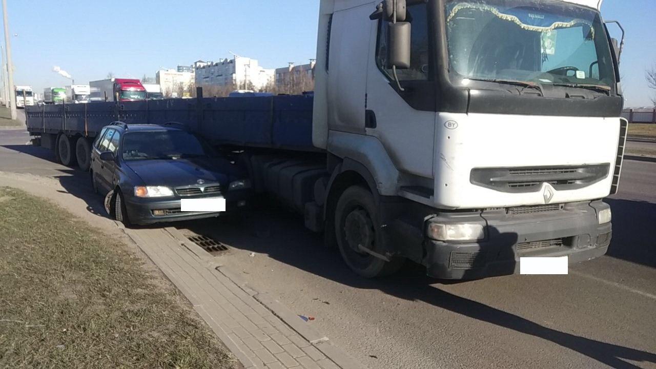 В Минске легковушка попала под фуру в "слепой зоне"