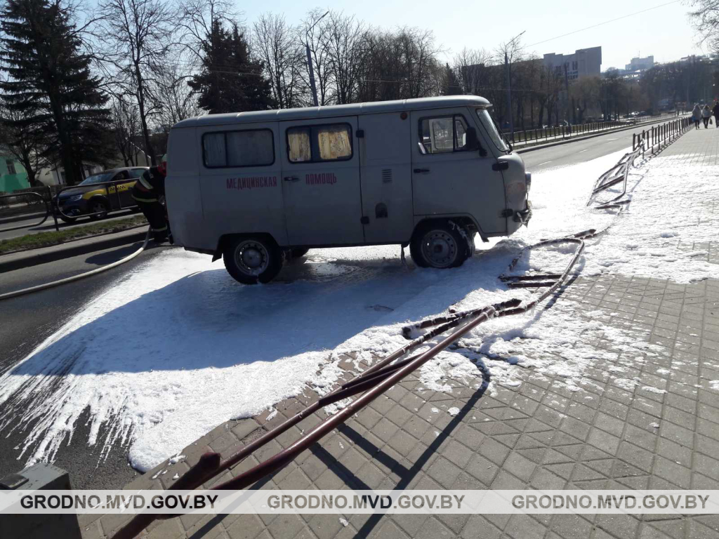 Автомобиль скорой помощи опрокинулся в Гродно