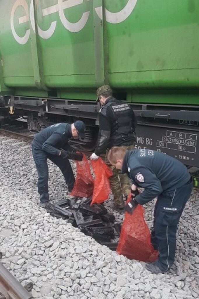 Контрабандные сигареты из Беларуси обнаружили в грузовом поезде на польской границе