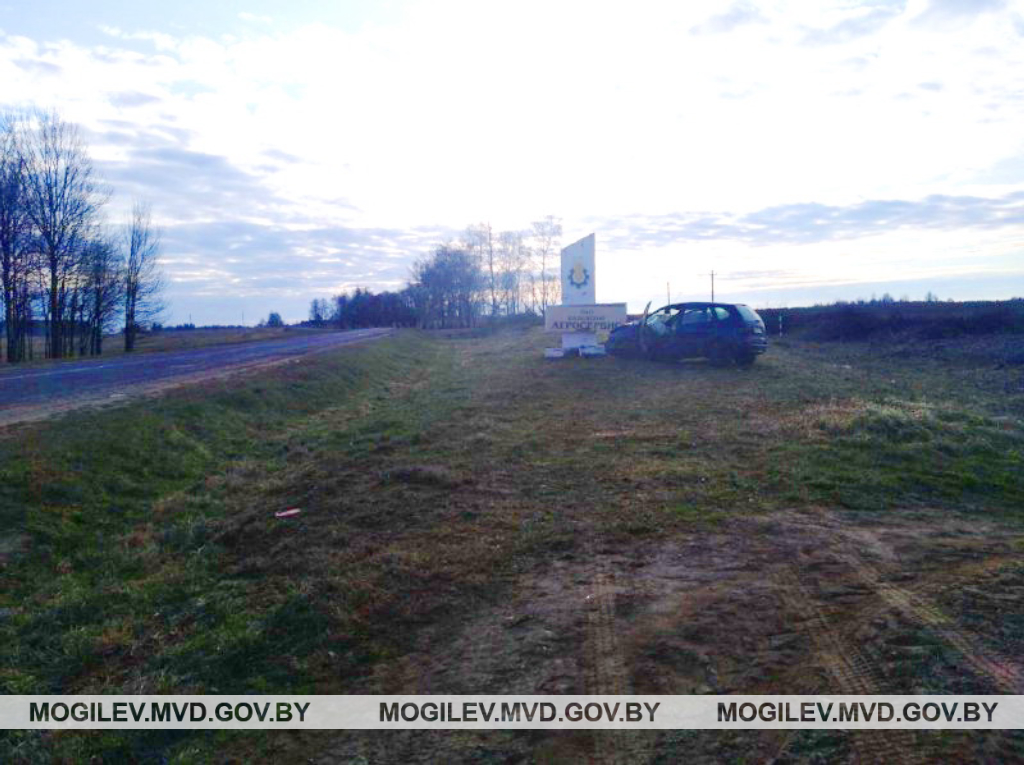 В Шкловском районе Renault врезался в постамент: водитель в реанимации