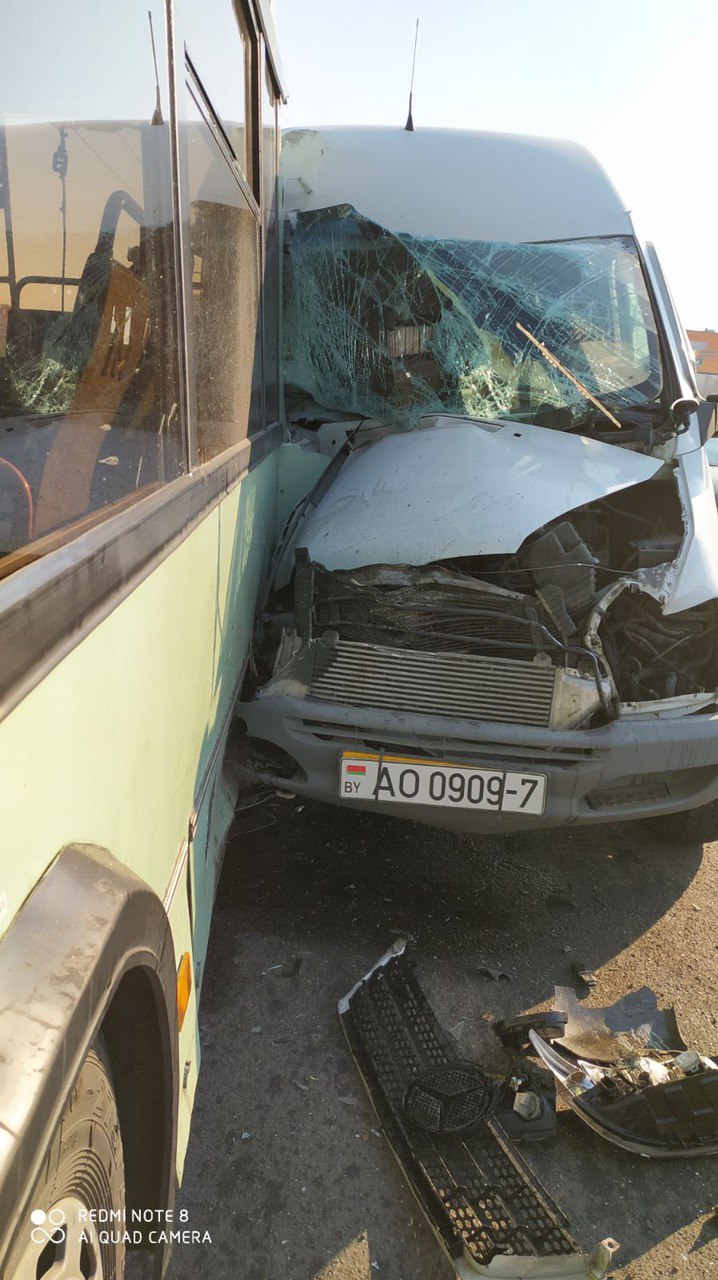 Микроавтобус врезался в троллейбус на проспекте Независимости в Минске
