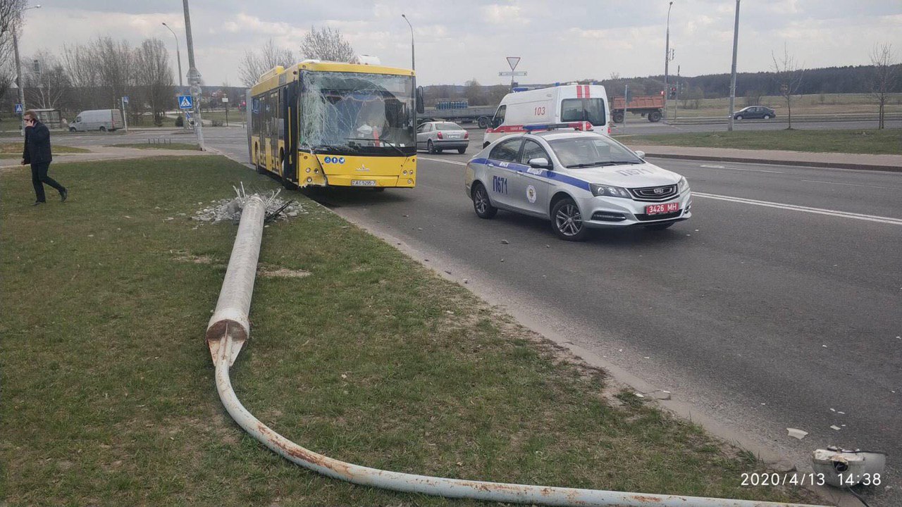 Водитель автобуса отвлекся и врезался в столб: пострадала пассажирка