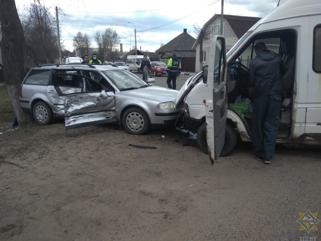 Микроавтобус и легковушка столкнулись в Климовичах