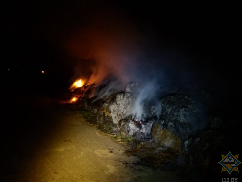 Видеофакт: в Витебском районе сгорело 30 тонн соломы