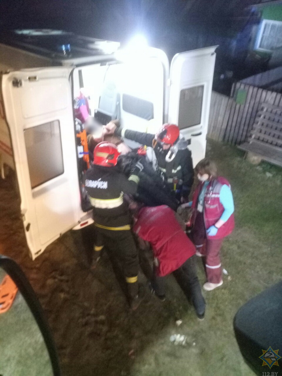 Спасатели ночью достали мужчину из колодца в Червене