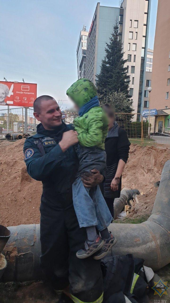 Мальчик застрял в трубе на стройке в Минске
