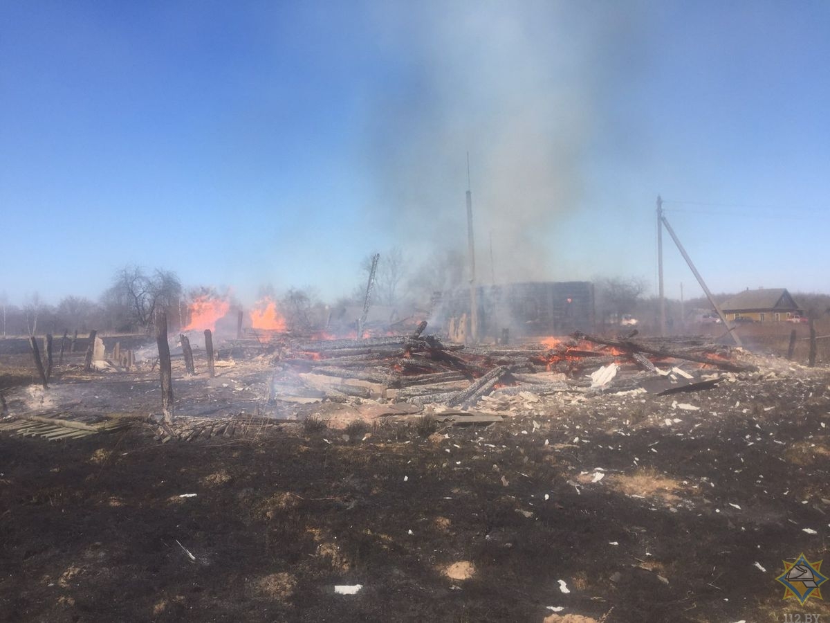 Дома и хозпостройки горят в беларусских деревнях из-за сжигания сухой травы и мусора