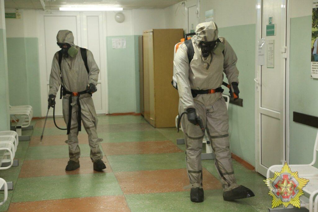 Военные химики продезинфицировали медучреждения в Заславле