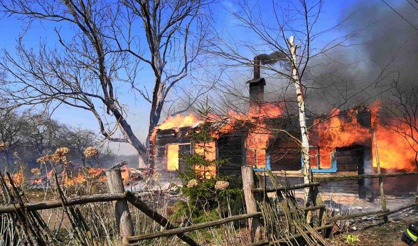 СК завел дело на пенсионера, из-за которого сгорела деревня в Щучинском районе