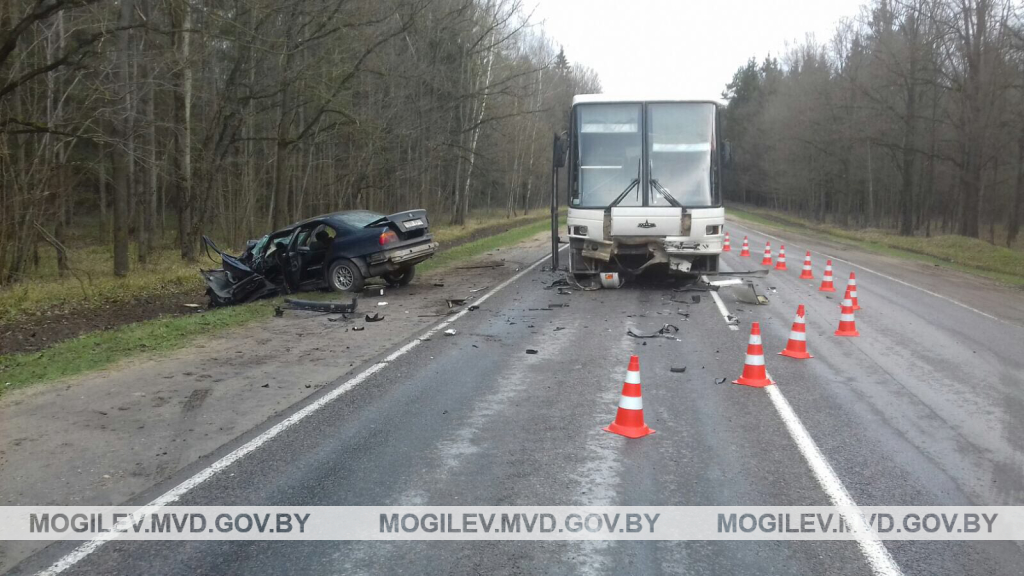 BMW влетел в междугородный автобус в Климовичском районе