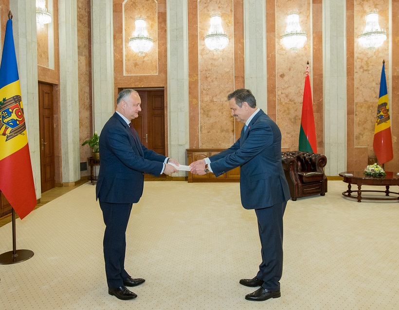 Посол Беларуси в Молдове вручил верительные грамоты Додону