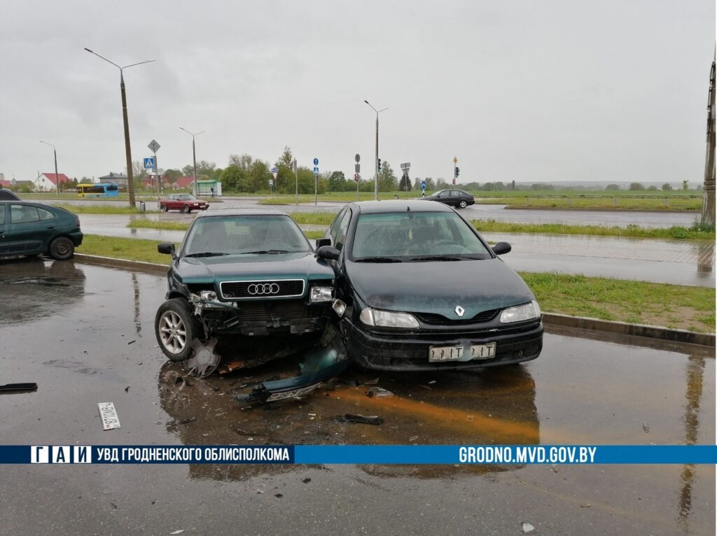 В Гродно водитель Peugeot протаранил две машины, фонарный столб и скрылся по встречке