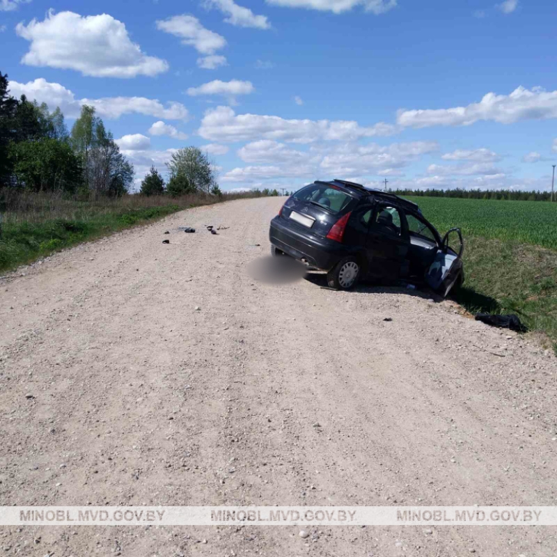 В Логойском районе погиб водитель: вылетел под колеса перевернувшегося Citroen