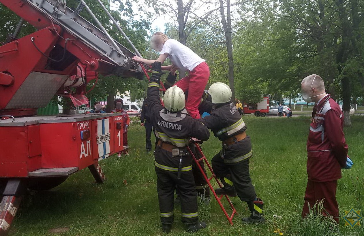 Спасатели сняли девушку с балкона пятого этажа в Солигорске