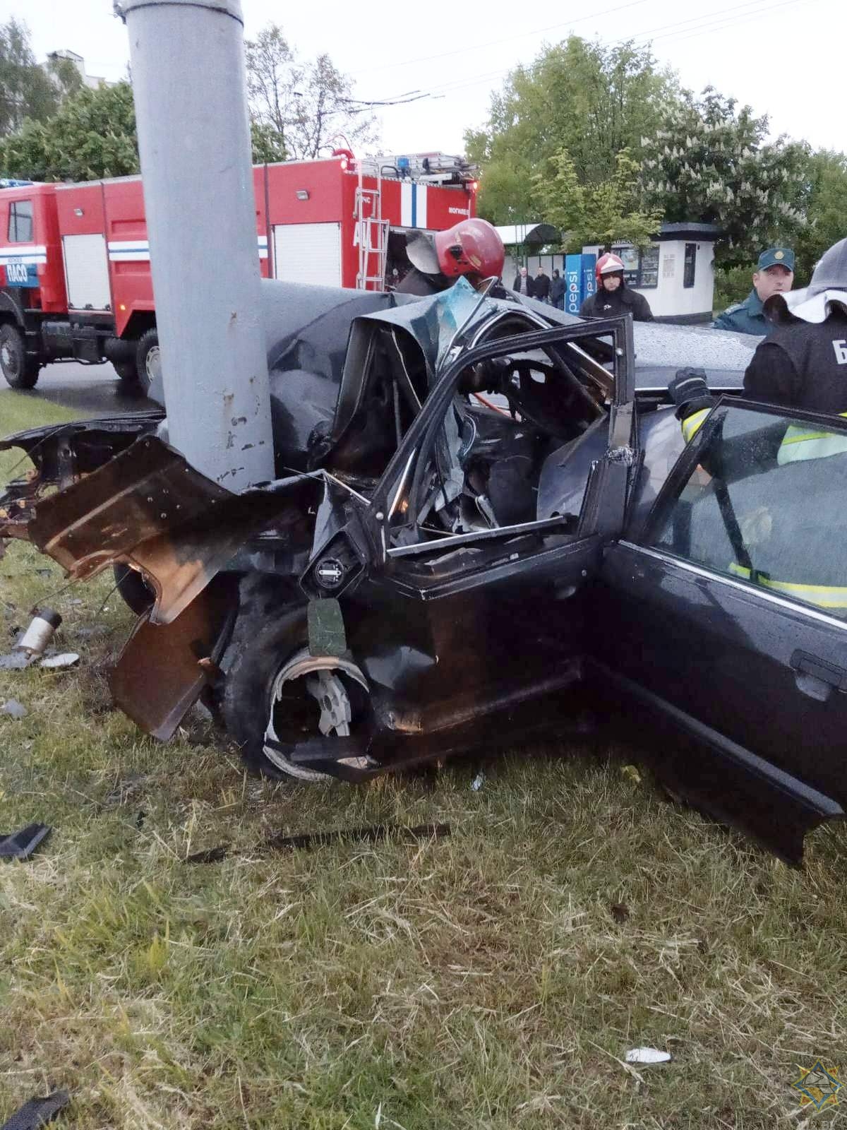Водитель Audi врезался в фонарный столб в Могилеве