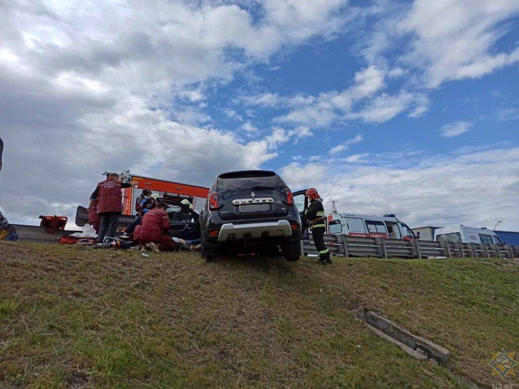Renault врезался в отбойник на МКАД, водитель умер