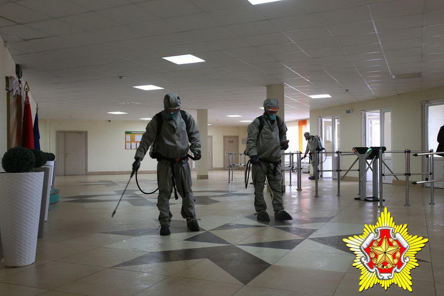 Военные химики дезинфицировали школы и детский сад в Боровлянах